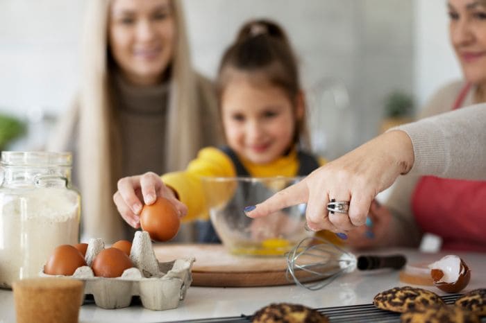 Filha ajudando a mãe a cozinhar