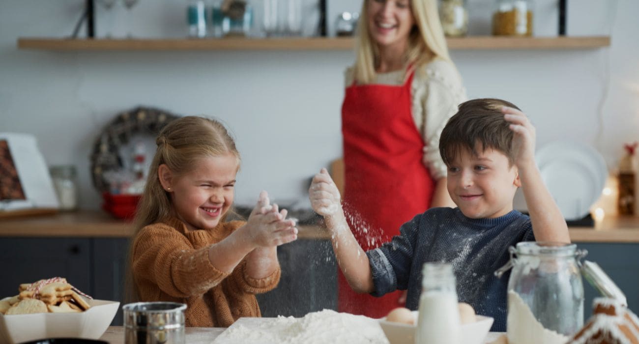 Crianças fazendo receitas com a mãe