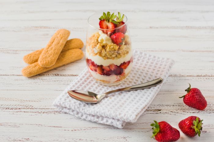 Pavê de morango com biscoito champagne