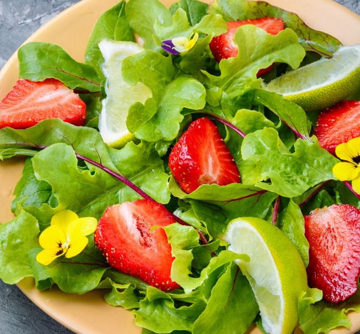 Salada de folhas com frutas