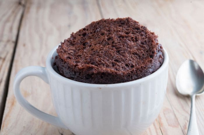 Bolo de chocolate de micro-ondas na caneca.