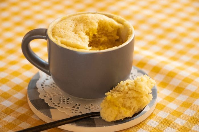 Bolo de caneca com farinha de aveia.