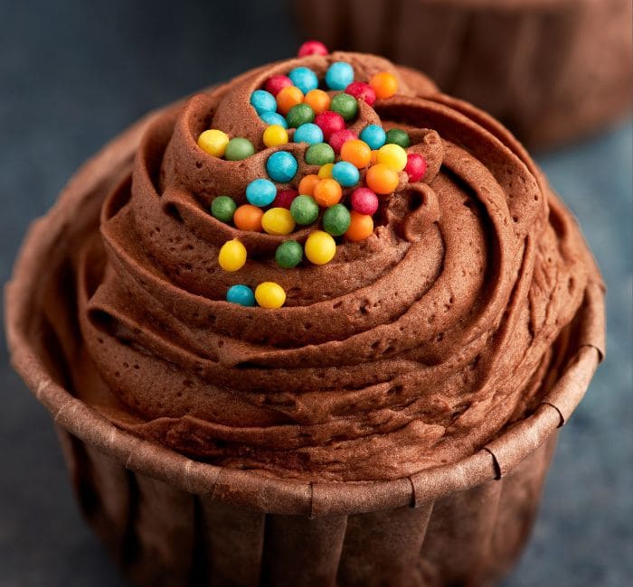 Cupcakes de chocolate decorados.
