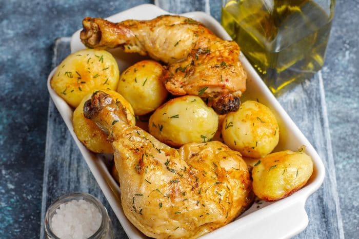 Coxa e sobrecoxa com batatas.