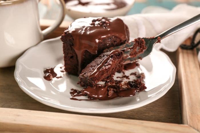 Fatia de bolo de chocolate molhado